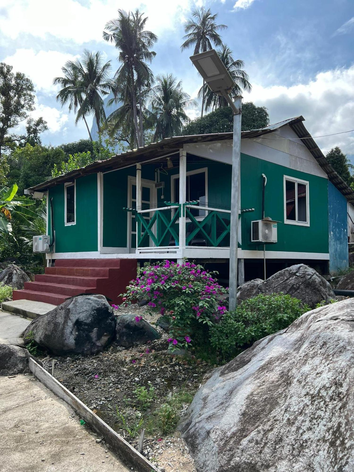 Mukut Coral Chalet Kampong Mukut Esterno foto